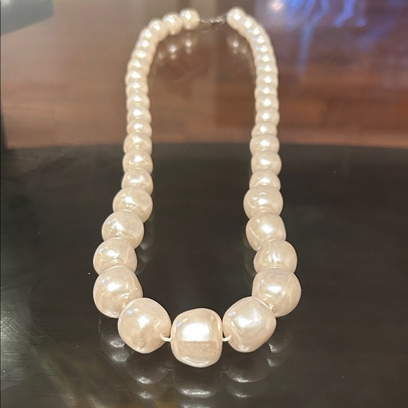 Elegant Pearl Necklace - Picture 5 of 5